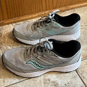 Saucony Cohesion 13 Sneaker Athletic Shoes in Light Gray and Mint - Size 9